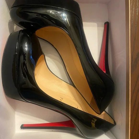 (FITS LIKE A SIZE 9 and 9.5) Christian Louboutin Black only tried on indoors - Picture 2 of 16